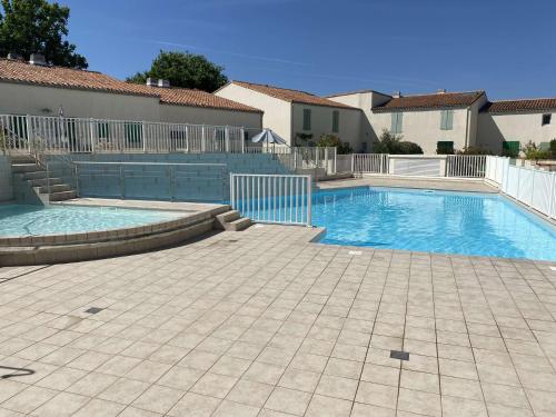 une piscine au milieu d'un immeuble dans l'établissement Appt T1 bis mezza ILE DE RE - IDR400-057, à Saint-Martin-de-Ré