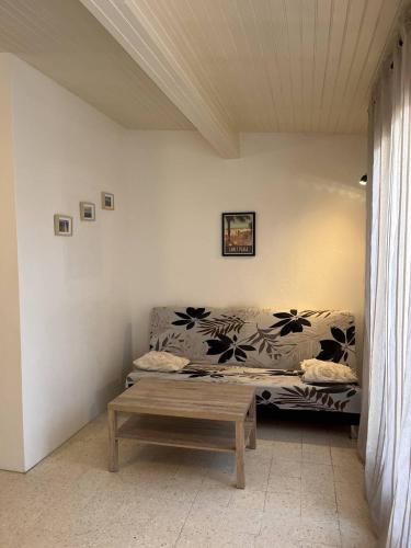 un salon avec un canapé et une table basse dans l'établissement Joli studio cabine en face de la Mer wifi et terrasse 4AJOU148, à Canet