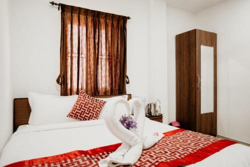 ein Schlafzimmer mit einem Bett, auf dem ein Schwan abgebildet ist in der Unterkunft RD HOTEL-Bhavani Road in Erode