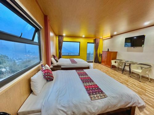 サパにあるHomestay 715 View Sapaのベッドと大きな窓があるホテルの部屋