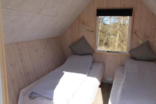 Postel nebo postele na pokoji v ubytování Fjordlyst Camping & Cottages