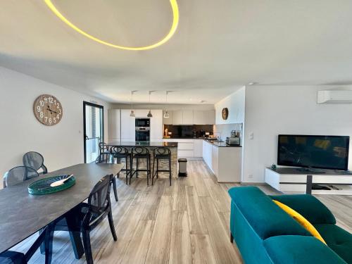 Il comprend un salon avec une table à manger et une cuisine. dans l'établissement Fronte di Mare - Grand confort vue mer, à Propriano