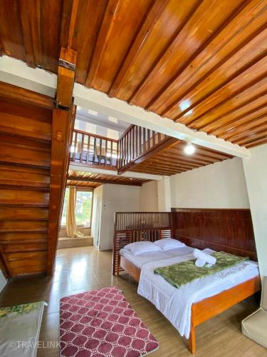 Postel nebo postele na pokoji v ubytování Zaada Villa Dieng Syariah By Travelink