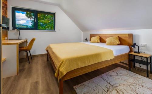 沃拉里Apartmány Na výsluní Šumava - U lípy的一间卧室配有一张床、一张书桌和一张书桌
