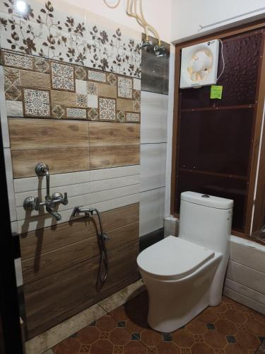 a bathroom with a toilet and a sink at Thanmaya Homestay in Trivandrum