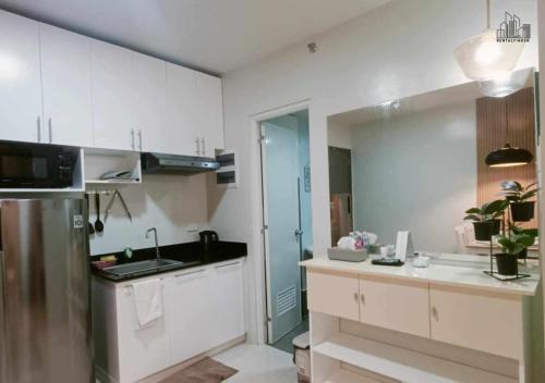 Una cocina o zona de cocina en Puerto Princesa Romantic Studio with Balcony, FREE Pool & Gym - B2 5Chrysolite