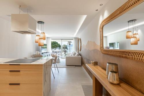 - une cuisine avec un évier et un miroir dans l'établissement REF 1979 - Cannes Palm beach- Sea view apartment for rent, à Cannes
