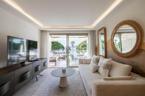 REF 1979 - Cannes Palm beach- Sea view apartment for rent