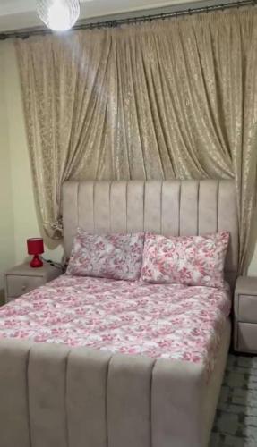 a bedroom with a large bed with pink sheets at plateau appartement safi in Safi