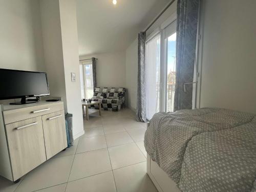 une chambre avec un lit et une télévision à écran plat dans l'établissement Appt 1 CHATELAILLON PLAGE CL150-123, à Châtelaillon-Plage