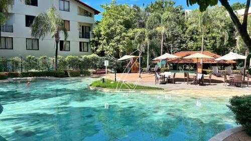 ein großes Schwimmbad vor einem Gebäude in der Unterkunft Luupi - TURISMO in Rio Quente