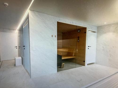 a room with a bathroom with a toilet and a mirror at SCHRAVENHOEk met indoorzwembad en sauna in Veurne