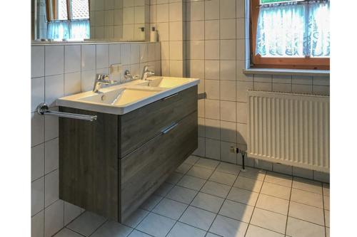 une salle de bain avec un lavabo et un miroir dans l'établissement Hofbauerngut Sprödhuber, à Passau