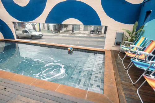 Bazén v ubytování Ô de Casa Hostel nebo v jeho okolí