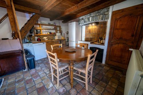 Køkken eller tekøkken på Maison atypique de montagne