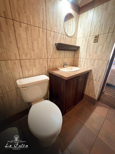 Koupelna v ubytování La Culta Centro Cultural Y Hostal