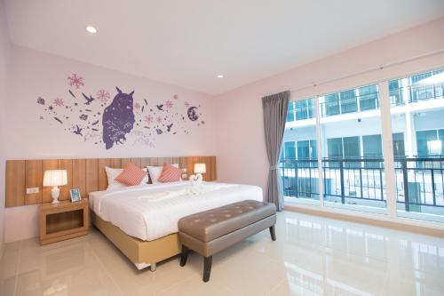 The Bedroom Ladprao 101 Bangkok - SHA tesisinde bir odada yatak veya yataklar