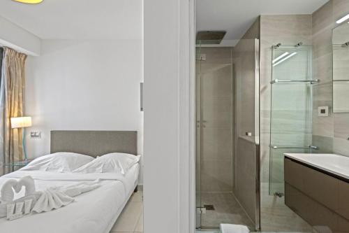 - une chambre avec un lit, une douche et un lavabo dans l'établissement VIP 2 chambres, 2 salles de bain et 2 WCs Palais des Festivals Croisette, à Cannes