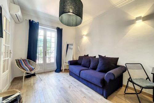 - un salon avec un canapé violet et une fenêtre dans l'établissement 1 Bedroom Ideal Location Cannes, à Cannes