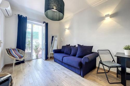 un salon avec un canapé bleu et une fenêtre dans l'établissement 1 Bedroom Ideal Location Cannes, à Cannes