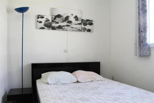 un lit avec deux oreillers dessus dans une chambre dans l'établissement Appt 2 pièces LA ROCHELLE - LR030-E121, à La Rochelle