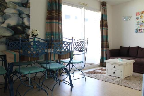 - un salon avec des chaises, une table et un canapé dans l'établissement Appt 2 pièces LA ROCHELLE - LR030-E121, à La Rochelle