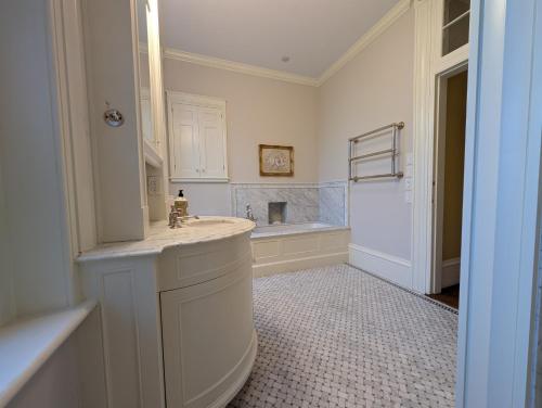 ein Badezimmer mit Toilette, Waschbecken und Badewanne in der Unterkunft Beacon Hill: The Aldrich House in Boston