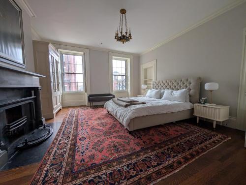 ein Schlafzimmer mit großem Bett und Kamin in der Unterkunft Beacon Hill: The Aldrich House in Boston