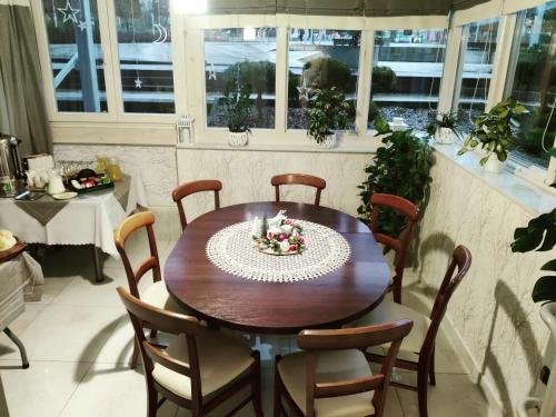 シフィドニクにあるHotel Finezjaのダイニングルームテーブル(ケーキ付)