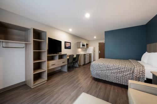 Televisyen dan/atau pusat hiburan di WoodSpring Suites Charlotte Airport