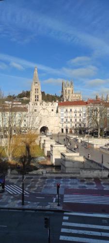 BURGOS CONTEMPLA Centro histórico. Frente al arco