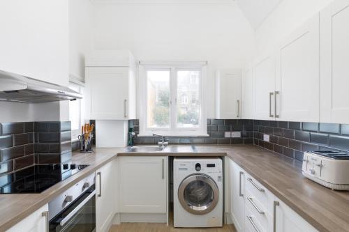 Modern Hove Apartment Near Beach & Station photo 9