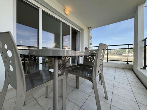 d'une table à manger et de chaises sur un balcon. dans l'établissement Appt 2 pièces LA ROCHELLE - LR050-A16, à La Rochelle