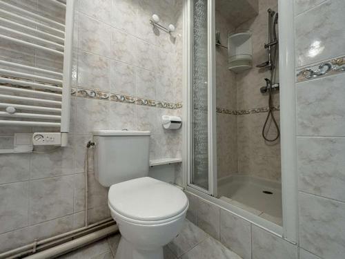 une salle de bain avec toilettes et douche dans l'établissement Appt 2 pièces LA ROCHELLE - LR050-A16, à La Rochelle