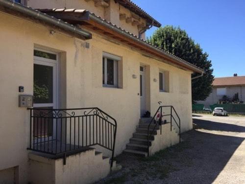 une maison avec un escalier à côté d'une maison avec une porte dans l'établissement La Rainette - Chambre - Chalamont, à Chalamont