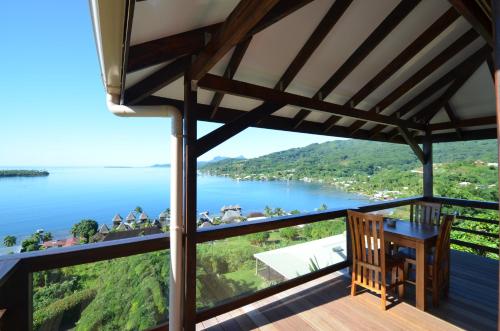 a room with a view of the water at Villa Tonoï in Uturoa