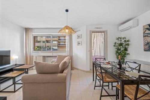 un salon avec une table et une salle à manger dans l'établissement Admiral Plaza, appartement 1 chambre en centre ville, parking & accès plage, à Menton