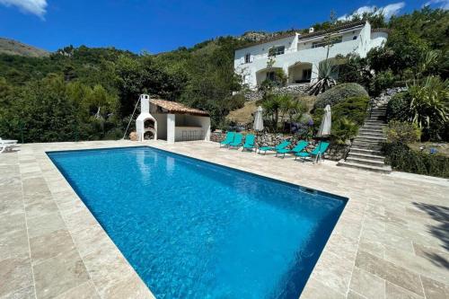 une piscine devant une villa dans l'établissement Stunning Villa 5 bedroom Heaven on earth, à Tourrettes-sur-Loup