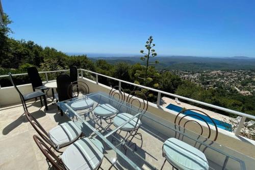 une table et des chaises sur un balcon avec vue dans l'établissement Stunning Villa 5 bedroom Heaven on earth, à Tourrettes-sur-Loup
