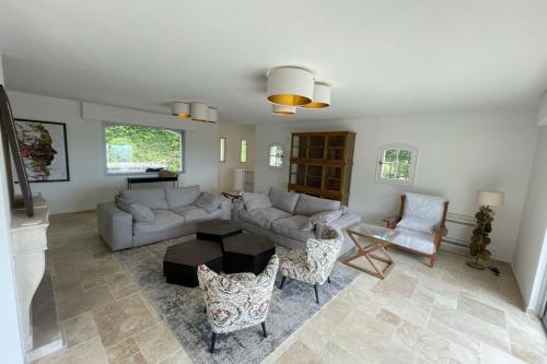 un salon avec un canapé, une table et des chaises dans l'établissement Stunning Villa 5 bedroom Heaven on earth, à Tourrettes-sur-Loup
