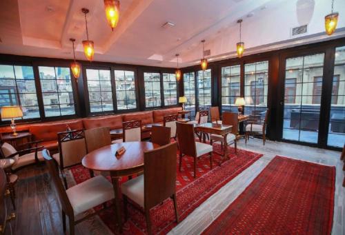 Ruang duduk di West Inn Hotel & Restaurant