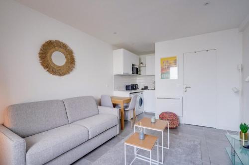 un salon avec un canapé et une table dans l'établissement Superbe appartement sur les quais de Bordeaux, à Bordeaux