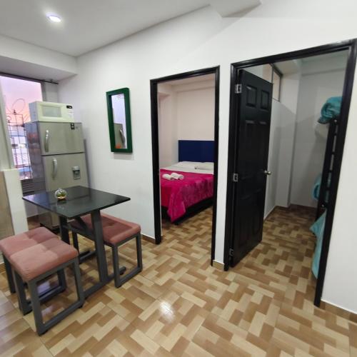 a room with a table and a room with a bed at Rolling rosado in Funza