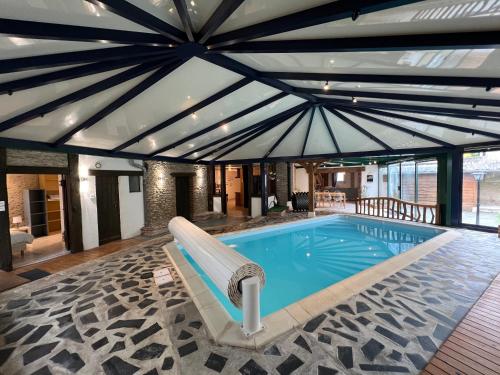 Rigolet Maison en Ville avec Piscine Intérieure