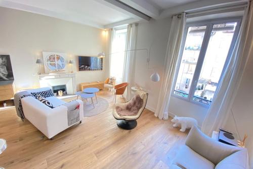 - un salon avec un canapé blanc et une chaise dans l'établissement Beautiful 2 bedrooms 2 bathrooms Center of Cannes, à Cannes