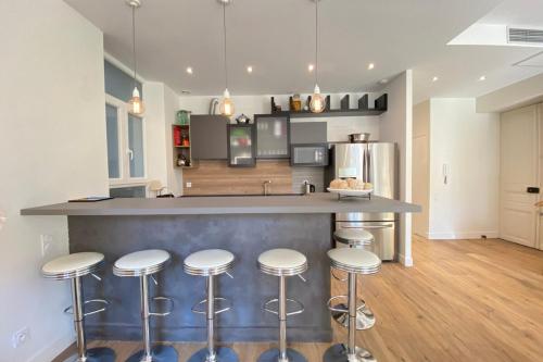 - une cuisine avec un bar avec des tabourets dans l'établissement Beautiful 2 bedrooms 2 bathrooms Center of Cannes, à Cannes