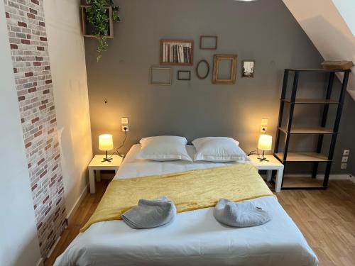 - 2 lits dans une petite chambre avec 2 lampes dans l'établissement Rigolet Maison en Ville avec Piscine Intérieure, à Contres