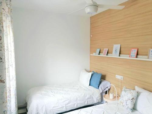 a bedroom with two beds and a window at Apartamento Fortes in San José