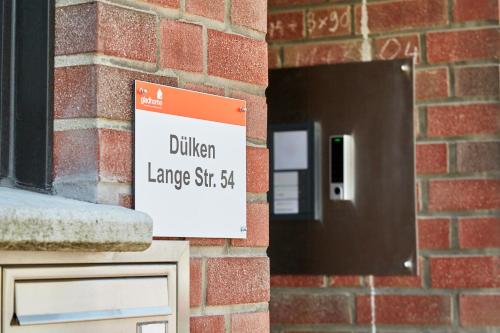 un panneau sur le côté d'un bâtiment en briques dans l'établissement Dülken: klein aber fein für 1 Person, à Viersen