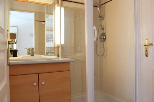 une salle de bain avec douche et lavabo dans l'établissement Studio LA ROCHELLE - LR010-205, à La Rochelle